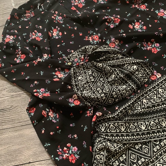 B2G1💕 Floral V Neck Plus Size Top - Picture 5 of 7